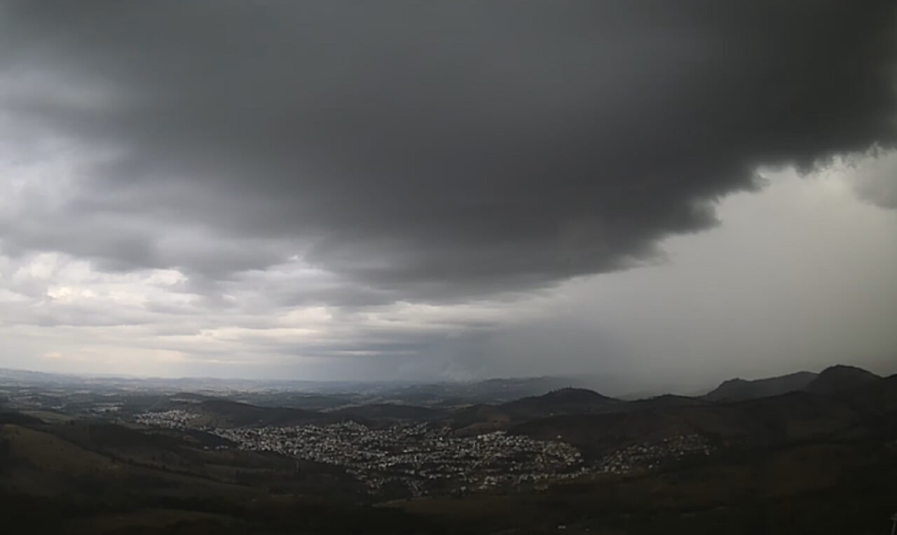 Chuva intensa avança sobre Itapecerica MG veja o vídeo exclusivo